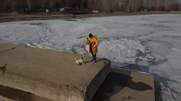 Mujer caucásica jugando con el perro Jack Russell Terrier en el muelle del depósito congelado — Vídeos de Stock