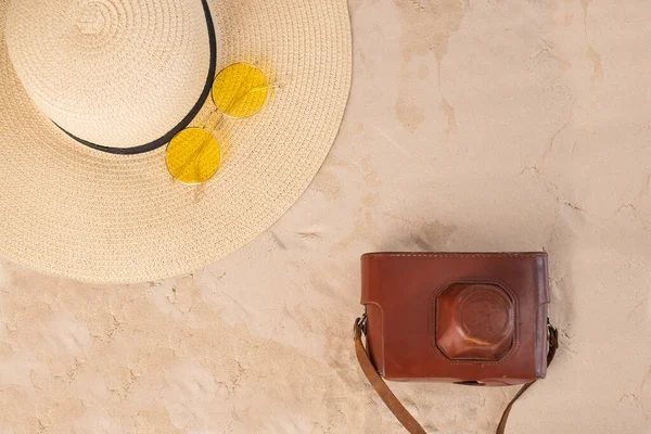 复古摄影相机,草帽和太阳镜在沙滩上.暑假的概念 — 图库照片