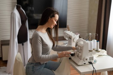 Kafkasyalı kadın evde sipariş veriyor. Oturma odasında bir terzinin çalışma odası.