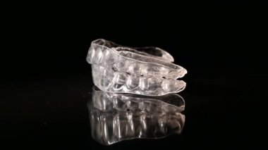 Çıkarılabilir plastik koruyucular siyah arkaplan üzerinde dönüyor
