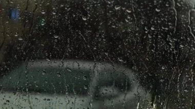 Yağmurda arabanın ön camından yol manzarası..