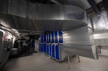 Endüstriyel hava filtreleri ve havalandırma sistemi.