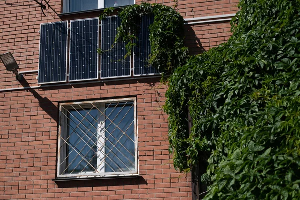 Gros plan de panneaux solaires sur un mur de briques rouges. Une autre source d'énergie. Prendre soin de l'environnement. — Photo