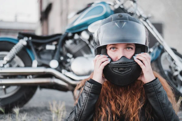 오토바이타기에 안전 한 헬멧을 쓰는 빨간 머리의 여자. — 스톡 사진