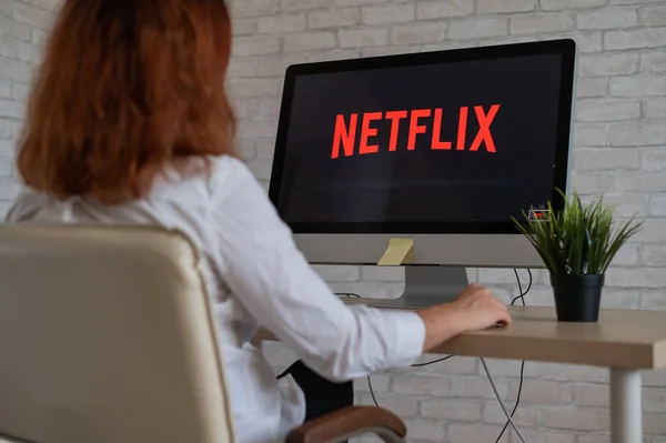 16 septiembre 2020 Rusia, Novosibirsk: Mujer viendo Netflix. — Foto de Stock
