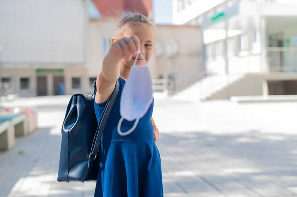 Colegial feliz tirou sua máscara protetora. — Fotografia de Stock