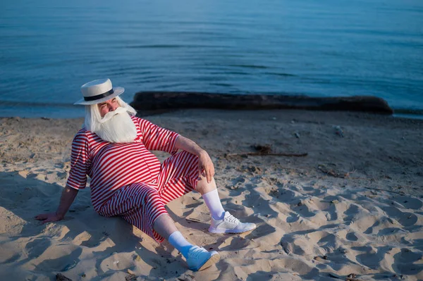 Ritratto di un anziano in costume da bagno classico e Boater in spiaggia. — Foto Stock