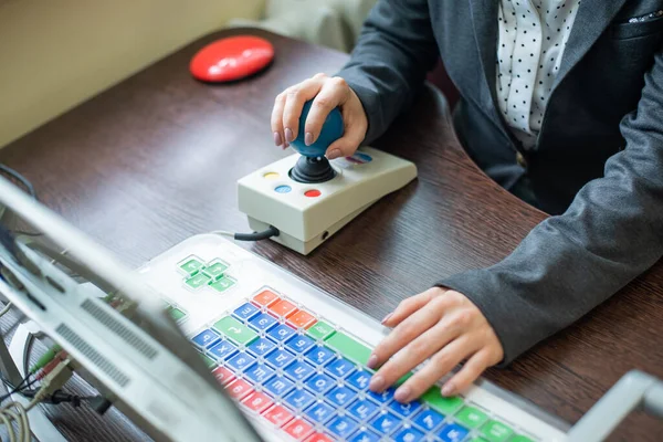 Serebral felçli bir kadın özel bir bilgisayar üzerinde çalışıyor..