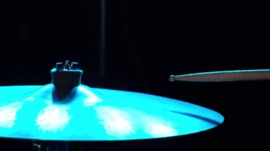 Çan davulunun bagetlerini yakın plan çek.