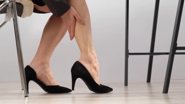 La femme enlève sa chaussure et masse son pied fatigué — Video