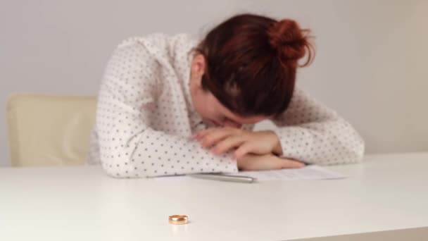 Widow mourns the death of her husband. Caucasian woman signs divorce papers and cries — Stock Video