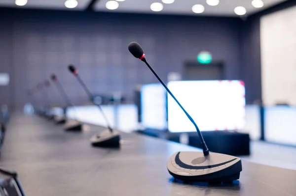 Крупный план микрофонов в пустом конференц-зале на пресс-конференции. — стоковое фото