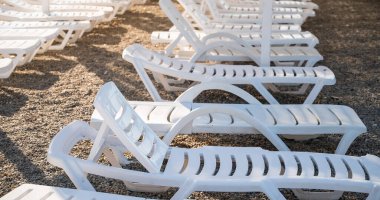 Çakıl taşlı plajda boş güneşlenirler.