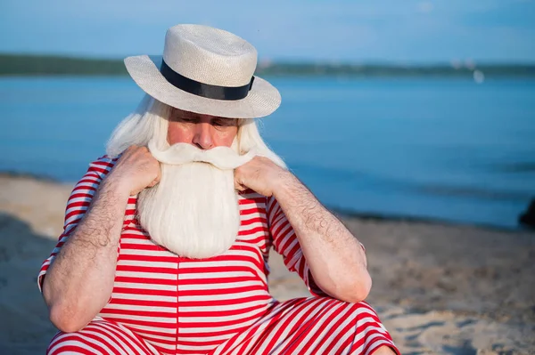 Портрет пожилого человека в классическом купальнике и лодке на пляже. — стоковое фото