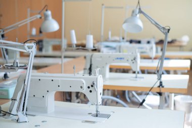 Çalışma ortamı dikiş atölyesi. Terzilik endüstrisi. Terzilerin boş işyerleri