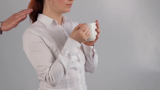 Muž se bojí obchodní ženy a ona si z překvapení vylije šálek černé kávy na blůzu. — Stock video