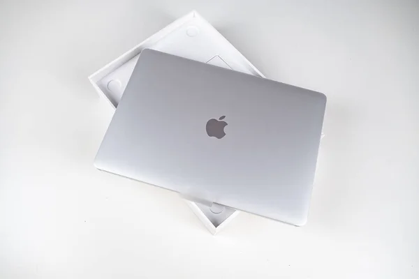 Beyaz bir masada gümüş renkli bir Macbook havası açıyorum. Apple dizüstü — Stok fotoğraf