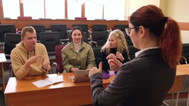 Öğretmen ve öğrenciler sınıfta işaret diliyle iletişim kurarlar. İşitme engelli ve sağır insanlar