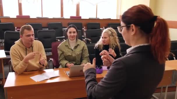 O professor e os alunos se comunicam em língua de sinais na sala de aula. Deficientes auditivos e surdos — Vídeo de Stock