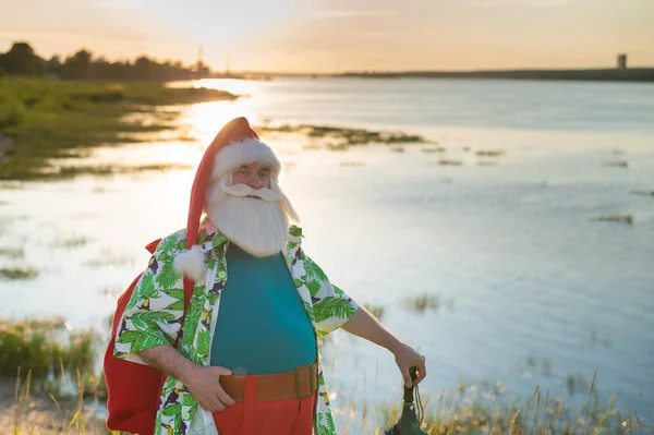 Babbo Natale in camicia hawaiana cammina nella natura. Natale ai tropici — Foto Stock