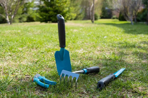 Attrezzi di giardinaggio sul prato. — Foto Stock