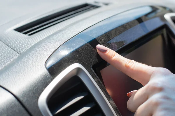 Limpe a poeira do painel do carro com o dedo. — Fotografia de Stock