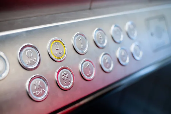 Gombok a liftben Braille kóddal vakoknak — Stock Fotó