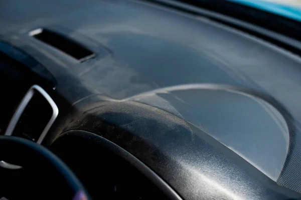 Dikke laag stof op het dashboard van de kunststof auto. — Stockfoto