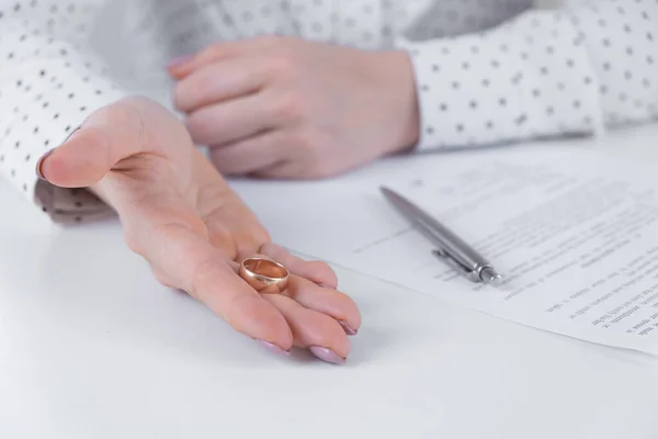 クローズアップ女性は離婚届に署名し、彼女の結婚指輪を脱ぎました — ストック写真