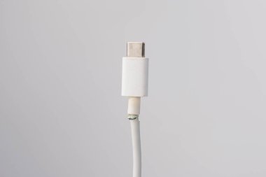 Beyaz arka planda cep telefonu tipi si şarj etmek için kopmuş kablo. Boşluğu kopyala.