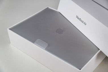 Beyaz bir masada gümüş renkli bir Macbook havası açıyorum. Apple dizüstü