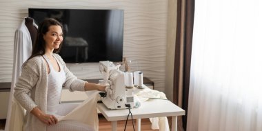 Kafkasyalı kadın evde sipariş veriyor. Oturma odasında bir terzinin çalışma odası.