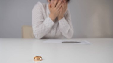 Dul, kocasının yasını tutuyor. Beyaz kadın boşanma kağıtlarını imzaladı ve ağladı.