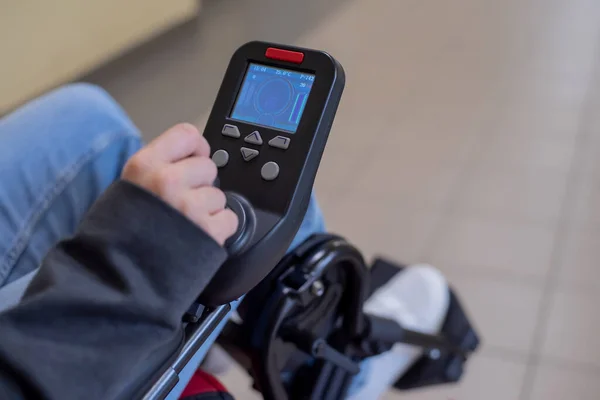 Close-up van een vrouwelijke hand op de bedieningshendel van een elektrische rolstoel — Stockfoto