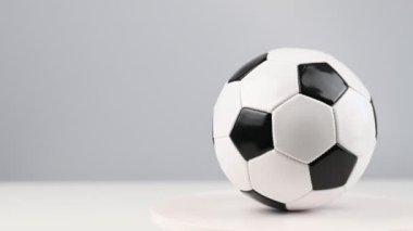 Futbol topu beyaz arka planda dönüyor.