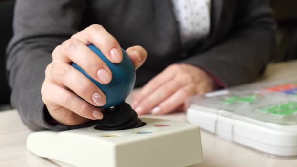 Žena s mozkovou obrnou pracuje na specializované počítačové myši. — Stock video
