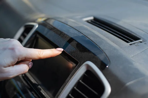 指で車のダッシュボードを拭きます. — ストック写真