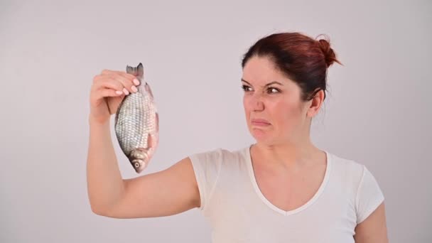 Biała kobieta brzydzi się zapachem ryb. Obrzydliwy smród. — Wideo stockowe