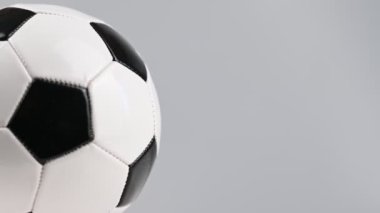 Futbol topu beyaz arka planda dönüyor.