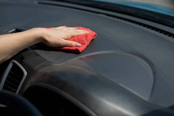 Kadın arabanın torpidosunu tozdan temizliyor.. — Stok fotoğraf