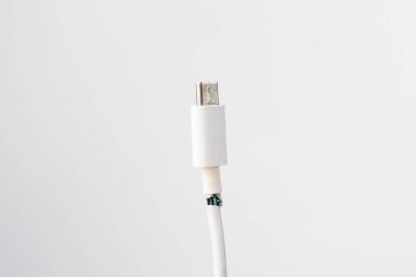 Beyaz arka planda cep telefonu tipi si şarj etmek için kopmuş kablo. Boşluğu kopyala.