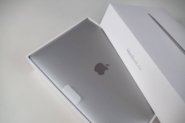 Beyaz bir masada gümüş renkli bir Macbook havası açıyorum. Apple dizüstü