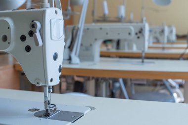 Çalışma ortamı dikiş atölyesi. Terzilik endüstrisi. Terzilerin boş işyerleri