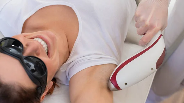 Doktor v salónu odstraňuje ženské podpaží laserem. Alternativní způsob, jak trvale odstranit nežádoucí ochlupení těla — Stock fotografie