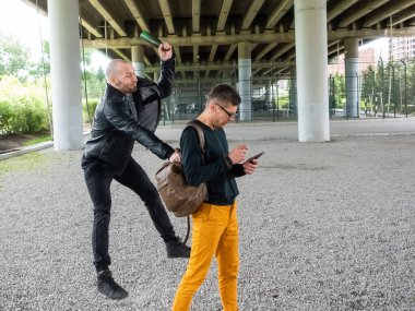 Haydut adamın kafasındaki şişeyi kırmış ve sırt çantasını çalmış. Hırsızlık amacıyla saldırı.