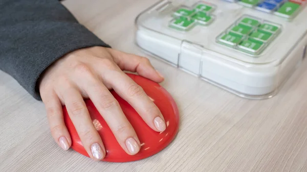 Mujer con parálisis cerebral trabajando en un ratón informático inalámbrico especializado. — Foto de Stock