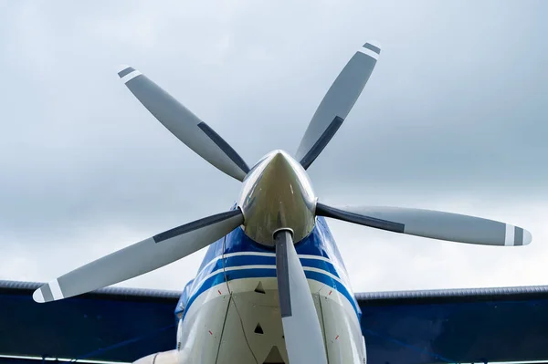 Vliegtuigschroef tegen de lucht. — Stockfoto