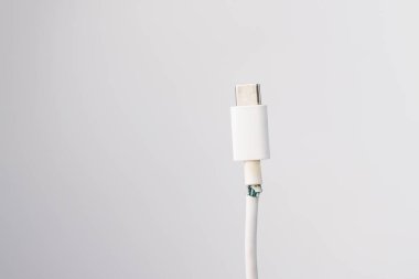 Beyaz arka planda cep telefonu tipi si şarj etmek için kopmuş kablo. Boşluğu kopyala.