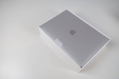 Beyaz bir masada gümüş renkli bir Macbook havası açıyorum. Apple dizüstü
