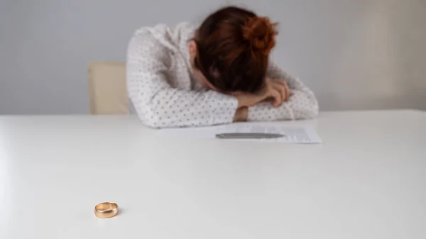 Änkan sörjer sin makes död. Vit kvinna undertecknar skilsmässopapper och gråter — Stockfoto